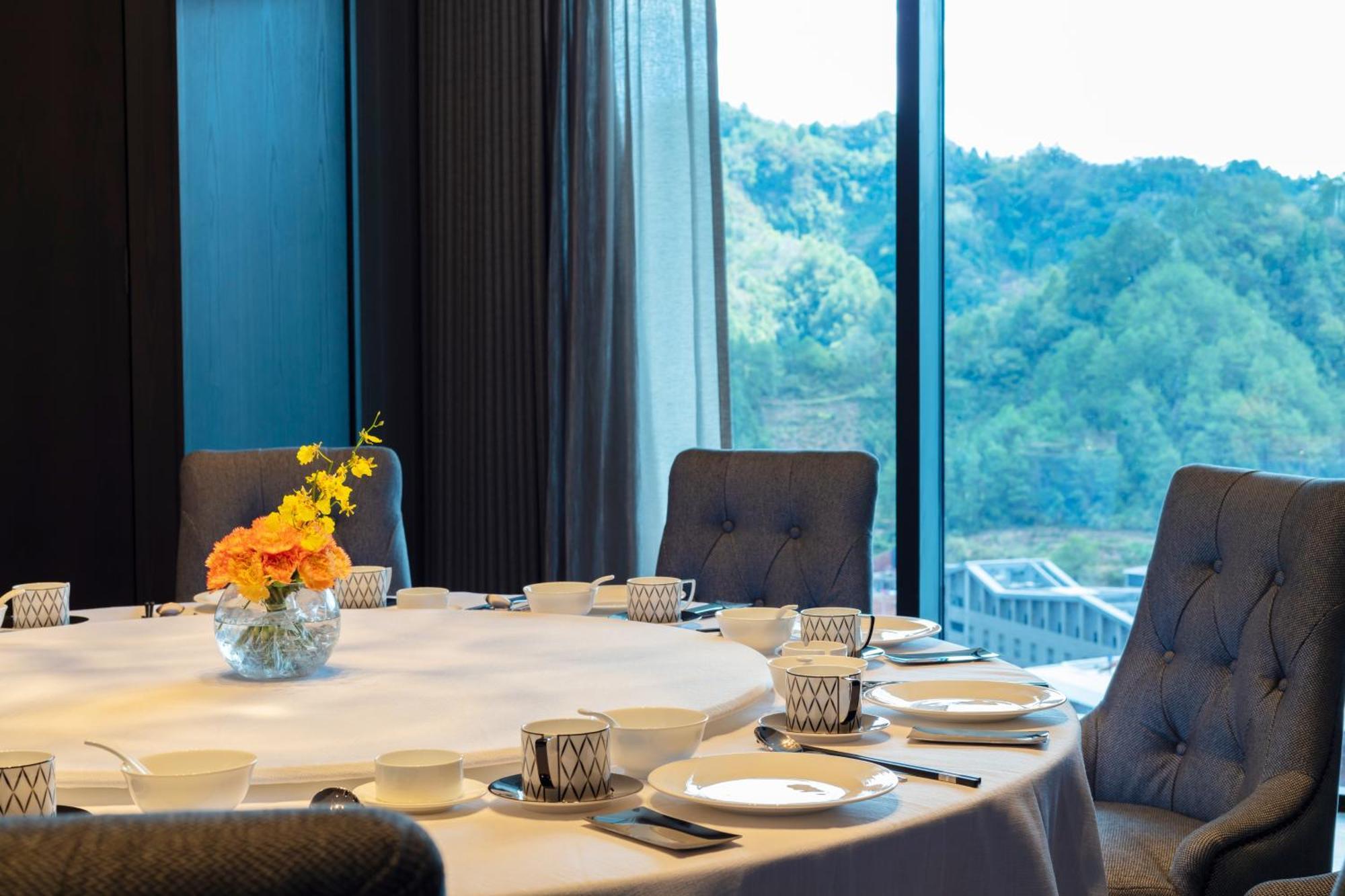 Wyndham Grand Plaza Royale Hot Springs Fenghuang Hotel Bagian luar foto