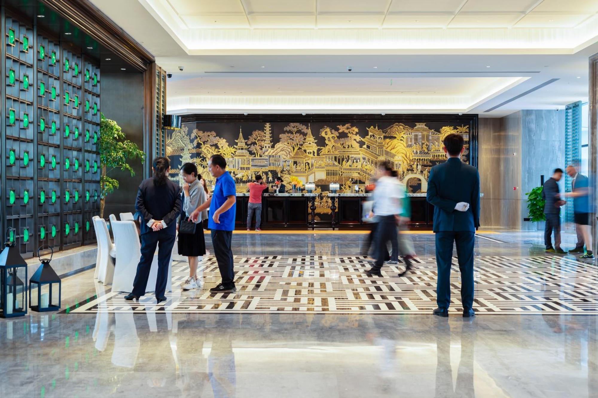 Wyndham Grand Plaza Royale Hot Springs Fenghuang Hotel Bagian luar foto