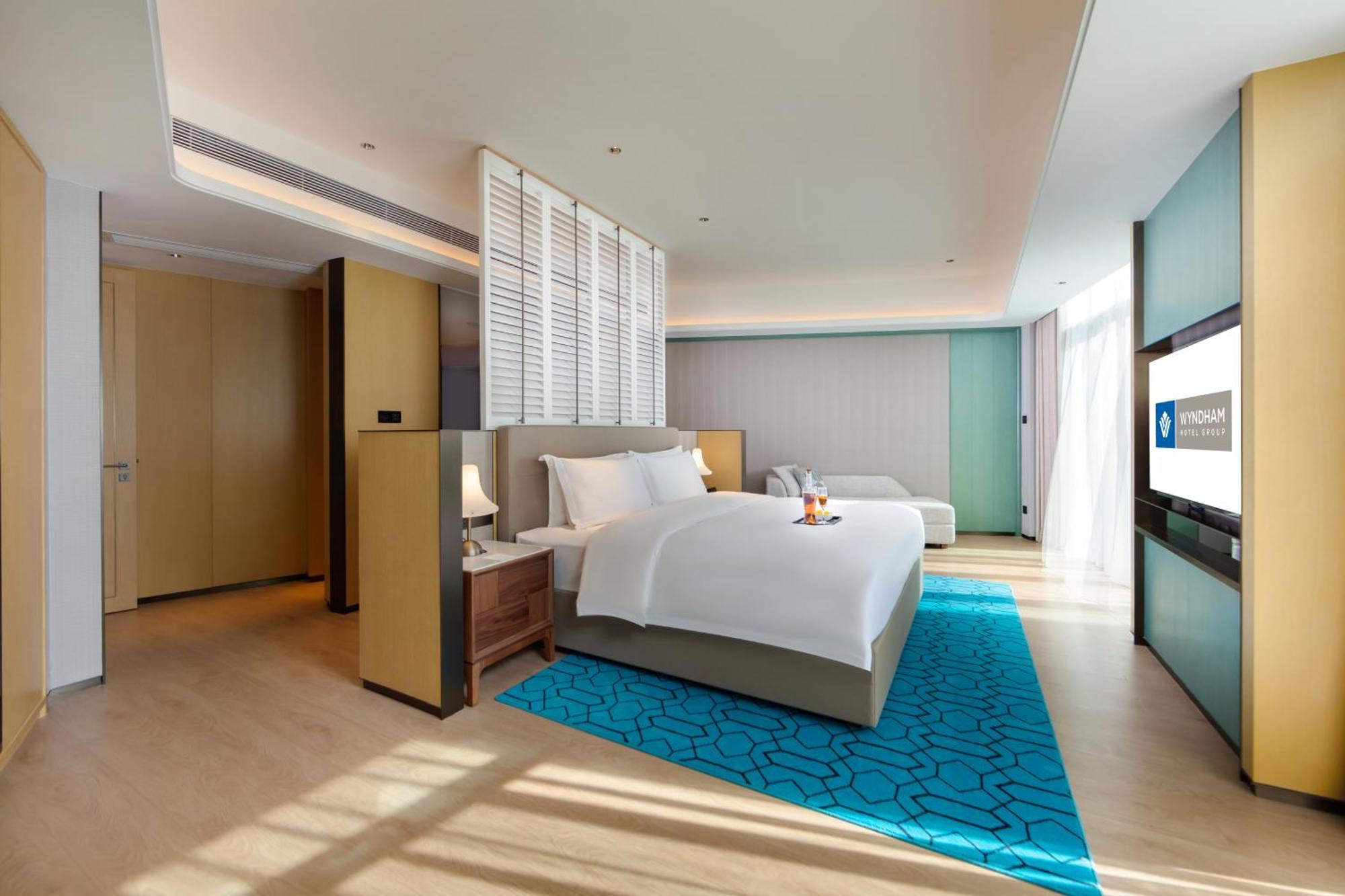 Wyndham Grand Plaza Royale Hot Springs Fenghuang Hotel Bagian luar foto