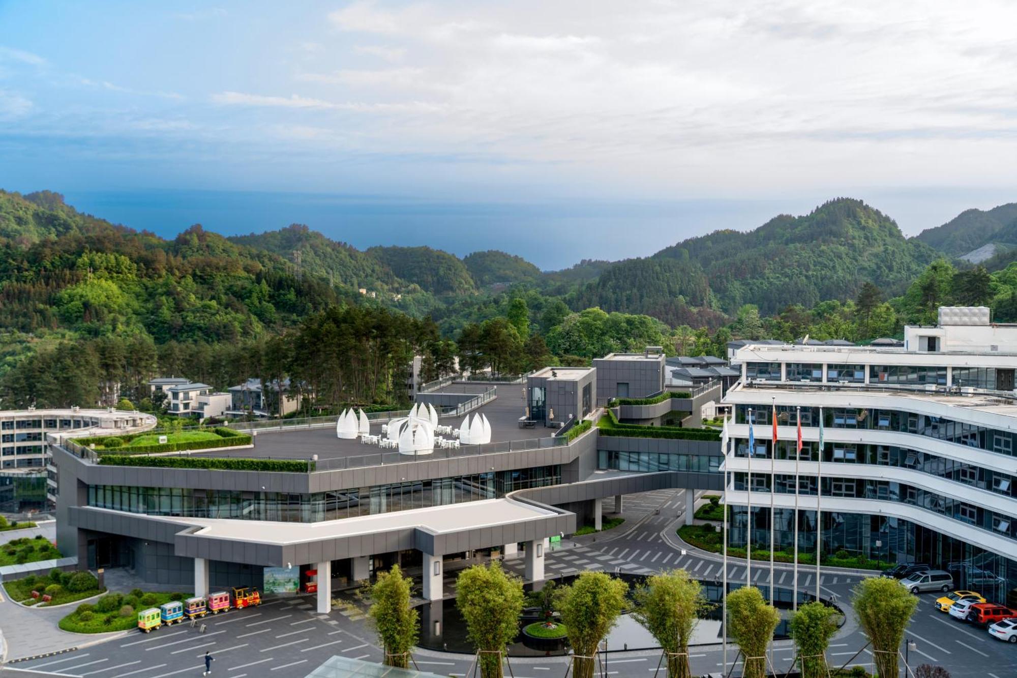 Wyndham Grand Plaza Royale Hot Springs Fenghuang Hotel Bagian luar foto