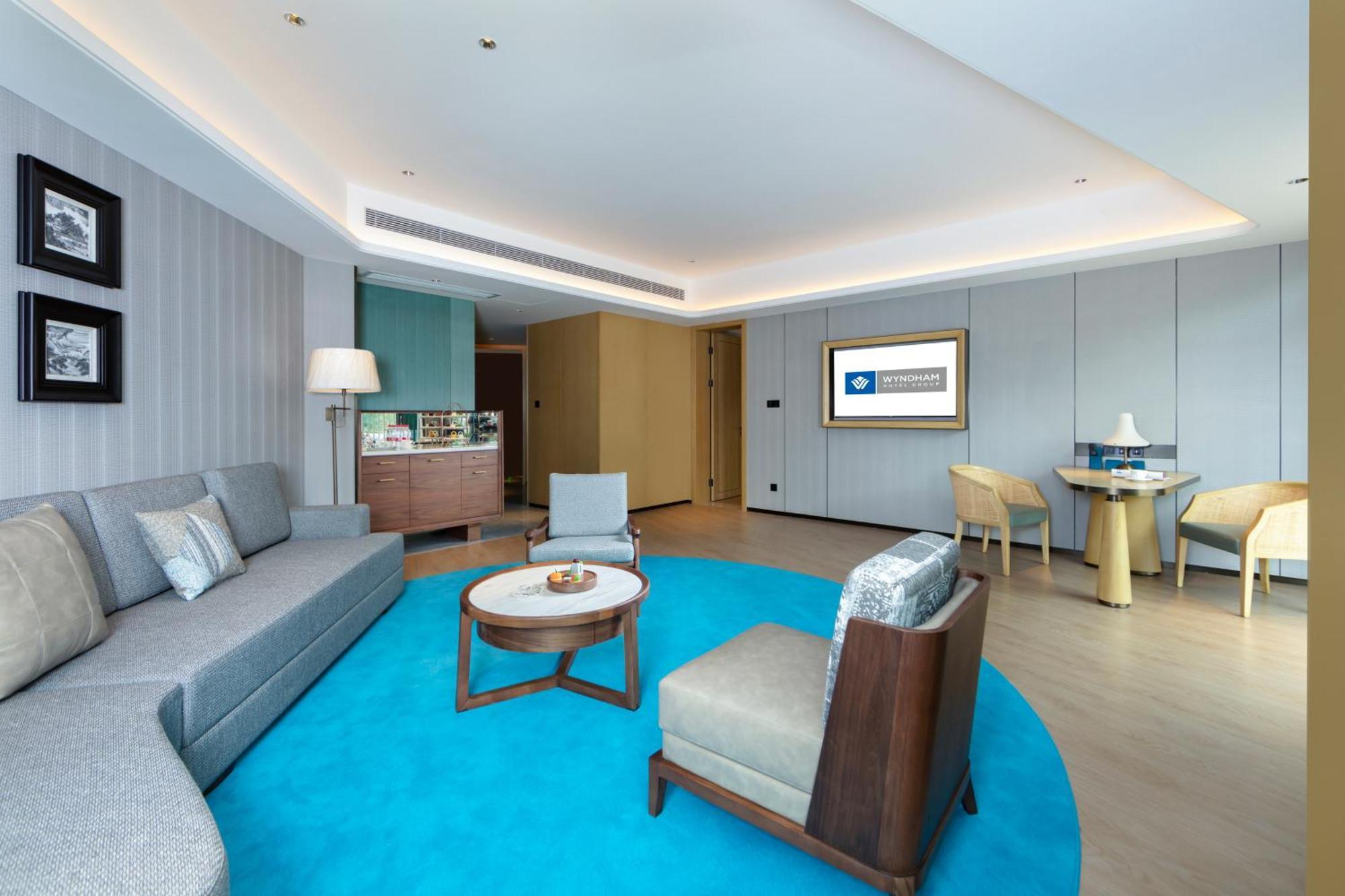 Wyndham Grand Plaza Royale Hot Springs Fenghuang Hotel Bagian luar foto