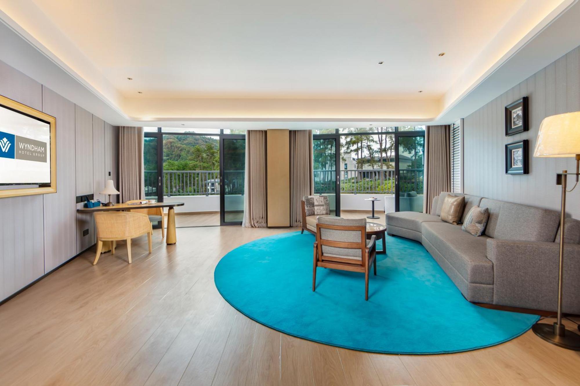 Wyndham Grand Plaza Royale Hot Springs Fenghuang Hotel Bagian luar foto